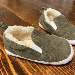 New Gap 12-18m corduroy slippers